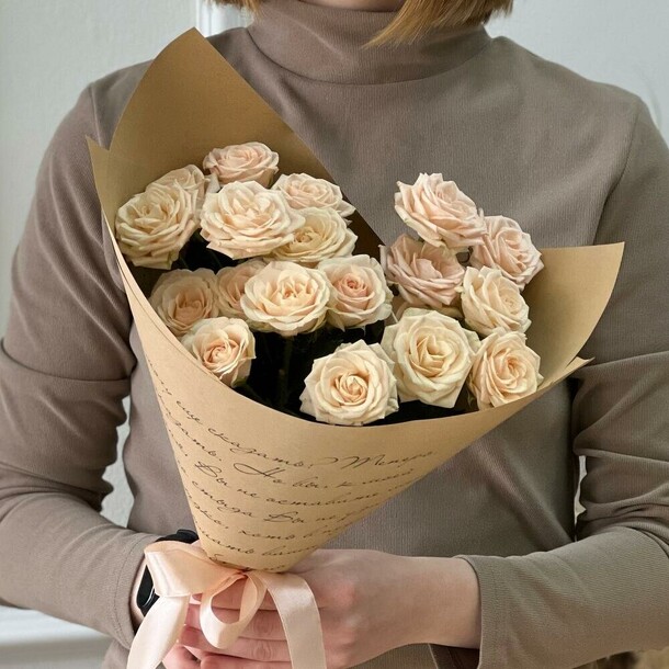 Букет кустовых роз "крем брюле", артикул F1166639 - 3000 рублей, доставка по городу. Flawery - доставка цветов