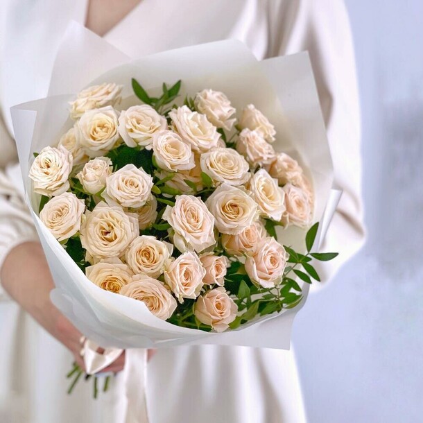 Букет из кремовых кустовых роз, артикул F1203327 - 4730 рублей, доставка по городу. Flawery - доставка цветов