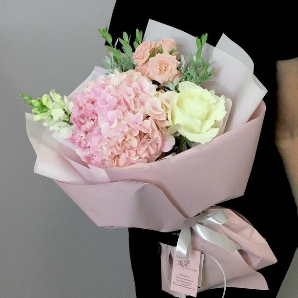 Букет с гортензией и розами «инь», артикул F1213111 - 2750 рублей, доставка по городу. Flawery - доставка цветов