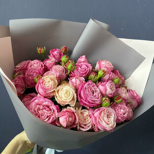 Букет кустовых роз "мини пионы", артикул F1222347 - 6490 рублей, доставка по городу. Flawery - доставка цветов