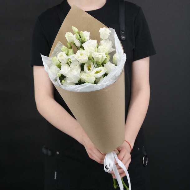 Моно из 5 белых эустом в крафте, артикул F1222354 - 3300 рублей, доставка по городу. Flawery - доставка цветов