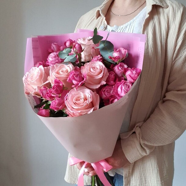 Букет из роз сорта рослин и кустовых роз, артикул F1222357 - 4950 рублей, доставка по городу. Flawery - доставка цветов