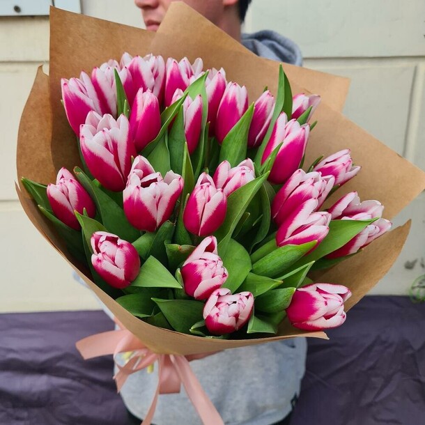 Тюльпаны в крафте "весенний букет", артикул F1261779 - 4700 рублей, доставка по городу. Flawery - доставка цветов