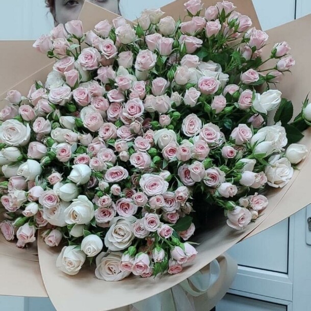 Букет гигант розовых кустовых роз, артикул F1275073 - 16650 рублей, доставка по городу. Flawery - доставка цветов