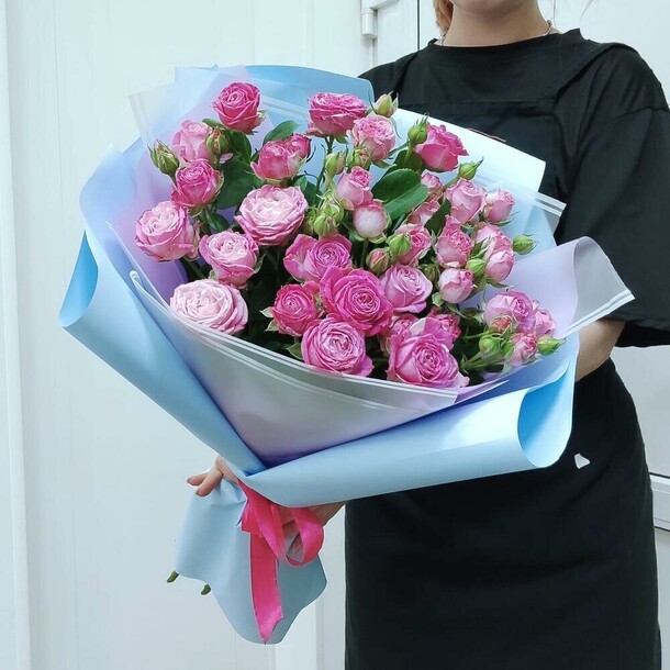 Букет из кустовых роз «бомбастик», артикул F1304604 - 5500 рублей, доставка по городу. Flawery - доставка цветов