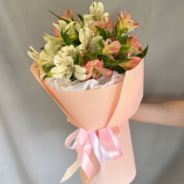 Букет из альстромерий "мини лето", артикул F1407933 - 2131 рублей, доставка по городу. Flawery - доставка цветов