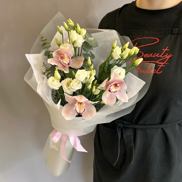 Букет из эустомы и орхидеи "воздушный поцелуй", артикул F1410841 - 2800 рублей, доставка по городу. Flawery - доставка цветов
