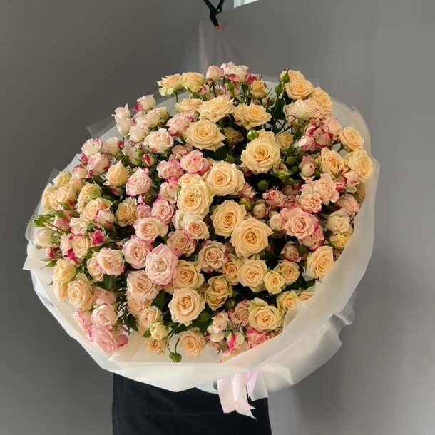 Букет из кустовых роз wow effect, артикул F1413188 - 16830 рублей, доставка по городу. Flawery - доставка цветов