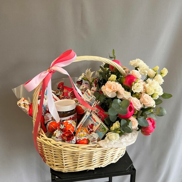 Авторская корзина с цветами исладостями, артикул F1416724 - 11501 рублей, доставка по городу. Flawery - доставка цветов