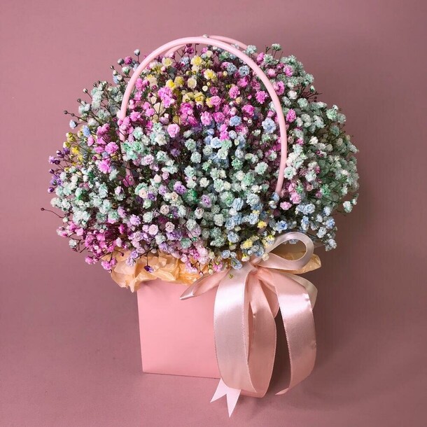 Облако радужной гипсофилы в сумочке, артикул F1311081 - 3890 рублей, доставка по городу. Flawery - доставка цветов