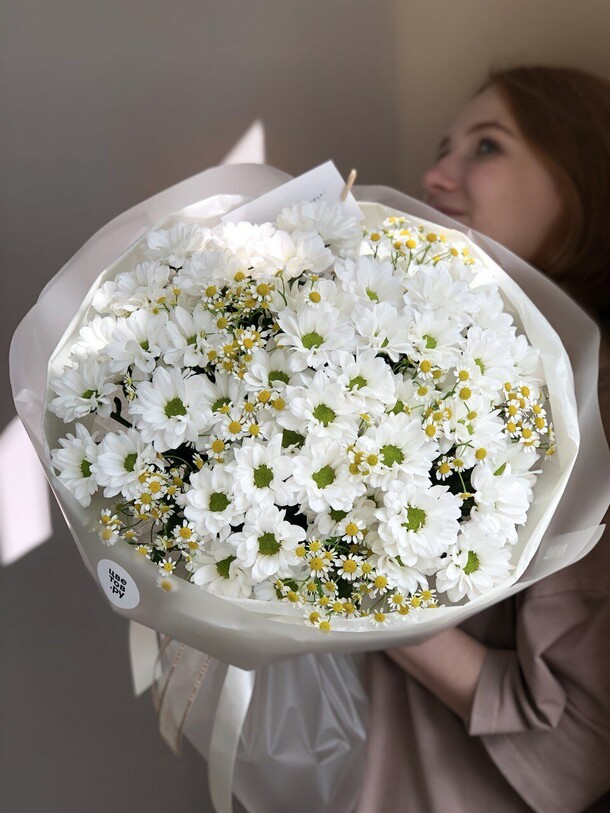 Букет ромашек "для неё", артикул F1119679 - 7600 рублей, доставка по городу. Flawery - доставка цветов