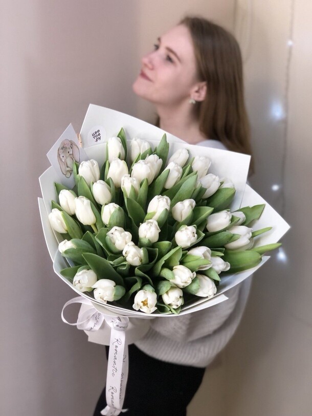 35 белых тюльпанов, артикул F1169083 - 10800 рублей, доставка по городу. Flawery - доставка цветов