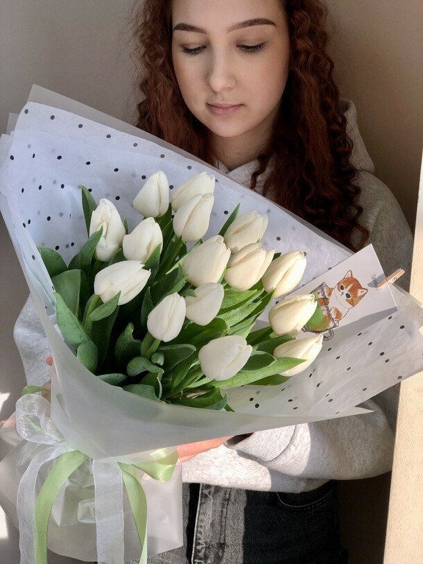 15 белых тюльпанов, артикул F1180697 - 5200 рублей, доставка по городу. Flawery - доставка цветов