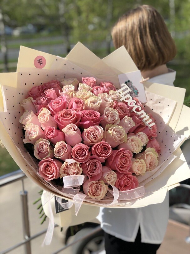 51 розовая роза микс, артикул F1190572 - 28800 рублей, доставка по городу. Flawery - доставка цветов