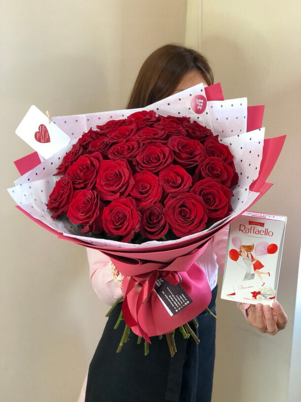 35 роз эквадор + рафаэлло, артикул F1251390 - 21000 рублей, доставка по городу. Flawery - доставка цветов