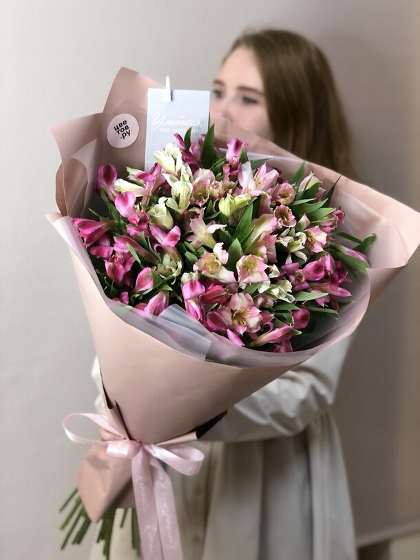 17 альстромерий, артикул F1266550 - 8900 рублей, доставка по городу. Flawery - доставка цветов