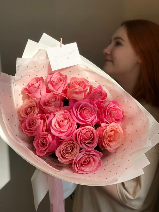 Букет 15 розовых роз эквадор, артикул F1401433 - 10500 рублей, доставка по городу. Flawery - доставка цветов