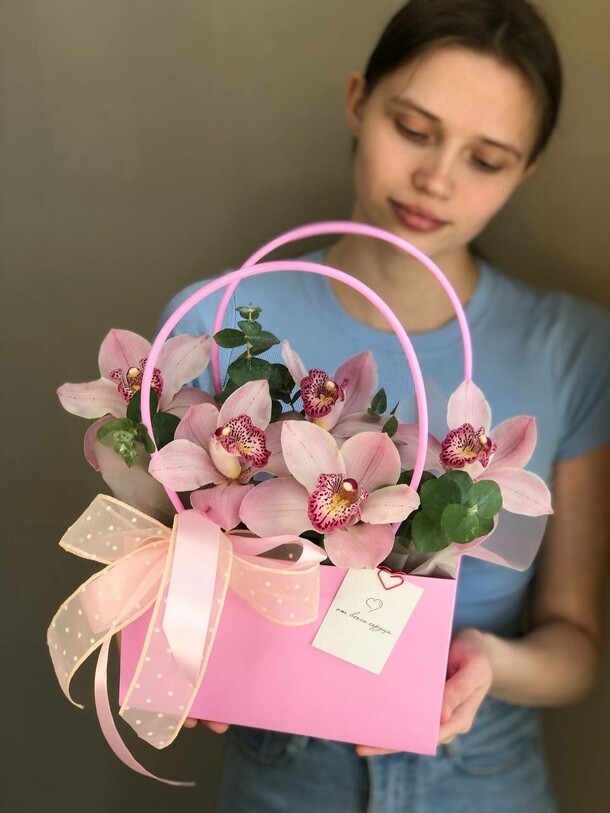 Сумочка с розовыми орхидеями и эвкалиптом, артикул F1401436 - 4150 рублей, доставка по городу. Flawery - доставка цветов