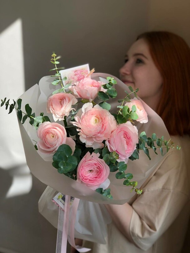 Букет ранункулюсов с эвкалиптом, артикул F1401443 - 8550 рублей, доставка по городу. Flawery - доставка цветов