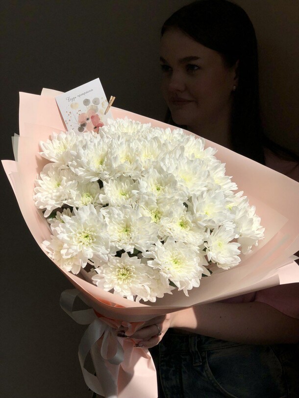 Нежный букет белых хризантем, артикул F1401645 - 4900 рублей, доставка по городу. Flawery - доставка цветов