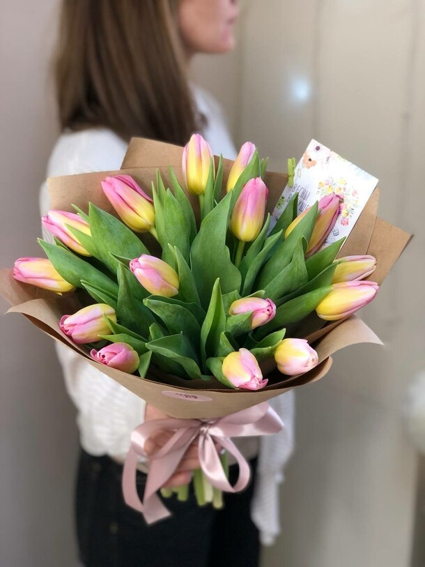 15 розовых тюльпанов, артикул F1409480 - 4900 рублей, доставка по городу. Flawery - доставка цветов