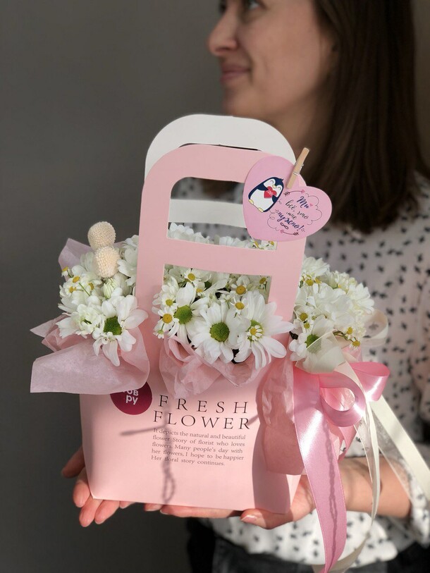 Сумочка с ромашками, артикул F1409957 - 3250 рублей, доставка по городу. Flawery - доставка цветов