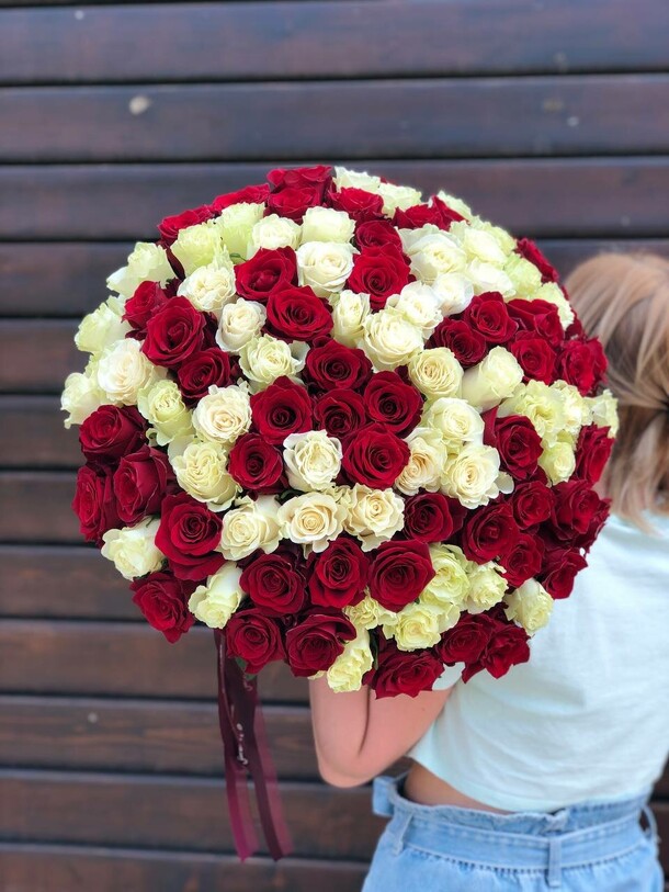 101 роза эквадор премиум микс, артикул F1416683 - 55000 рублей, доставка по городу. Flawery - доставка цветов