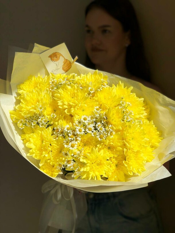 Солнечный букет хризантем и полевых ромашек, артикул F1424584 - 5090 рублей, доставка по городу. Flawery - доставка цветов