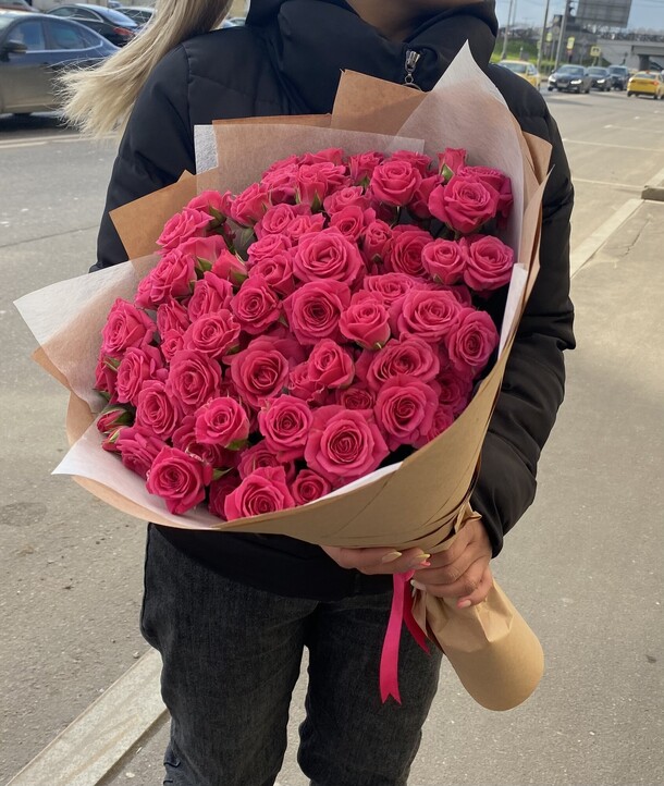 Малиновая кустовая роза, артикул F1112613 - 8469 рублей, доставка по городу. Flawery - доставка цветов