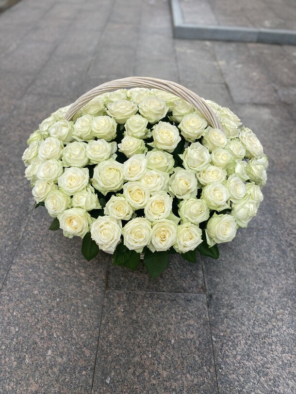 Белая роза в корзине, артикул F1127294 - 28988 рублей, доставка по городу. Flawery - доставка цветов
