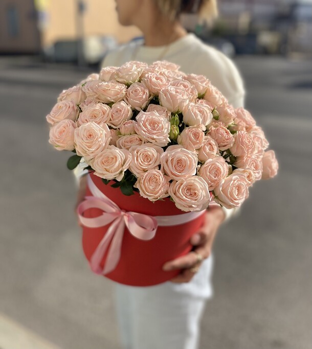 Пионовидный роза кустовая в коробке, артикул F1129085 - 13163 рублей, доставка по городу. Flawery - доставка цветов