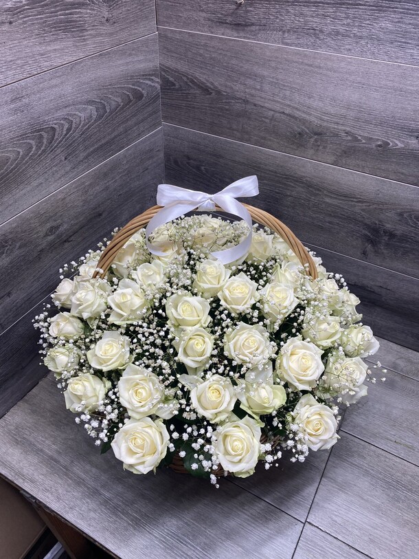 Белая роза в корзине, артикул F1140733 - 15971 рублей, доставка по городу. Flawery - доставка цветов