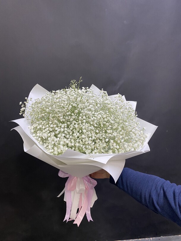 Белые гипсофила в дизайнерской упаковке, артикул F1146376 - 4718 рублей, доставка по городу. Flawery - доставка цветов