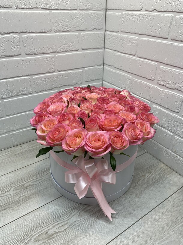 Роза джумилия в коробке, артикул F1147822 - 13309 рублей, доставка по городу. Flawery - доставка цветов