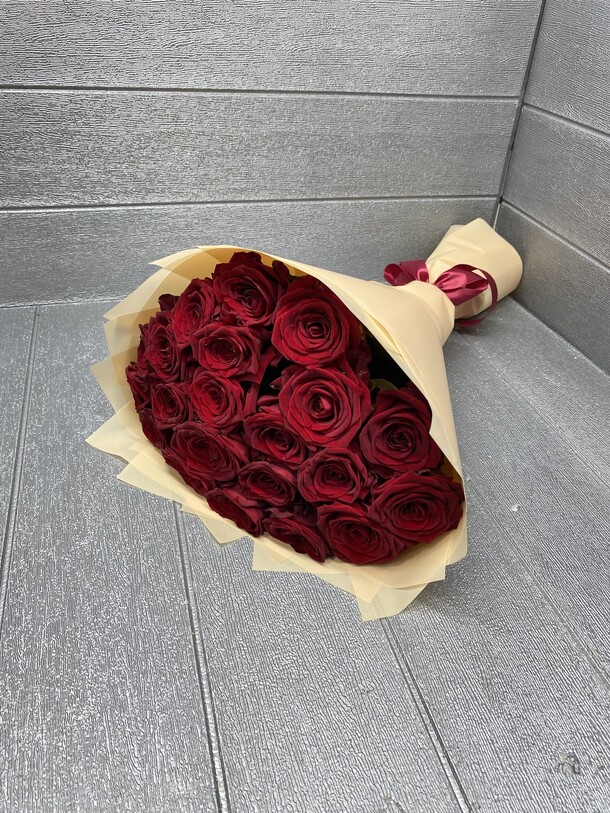 Красная роза в дизайнерской упаковке, артикул F1150071 - 3999 рублей, доставка по городу. Flawery - доставка цветов