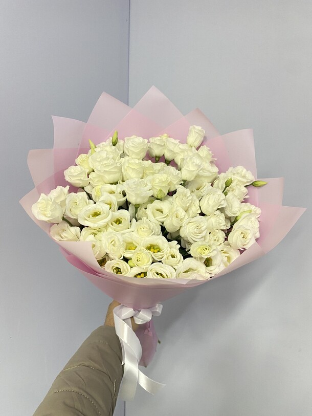 Лизиантус белый в дизайнерской упаковке, артикул F1163072 - 9999 рублей, доставка по городу. Flawery - доставка цветов