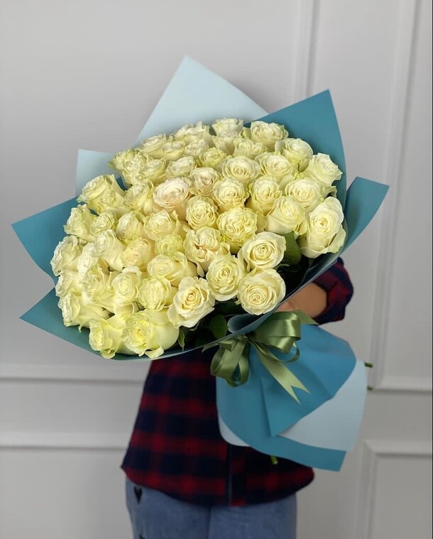 Белые розы с дизайнерской упаковке, артикул F1163351 - 18633 рублей, доставка по городу. Flawery - доставка цветов