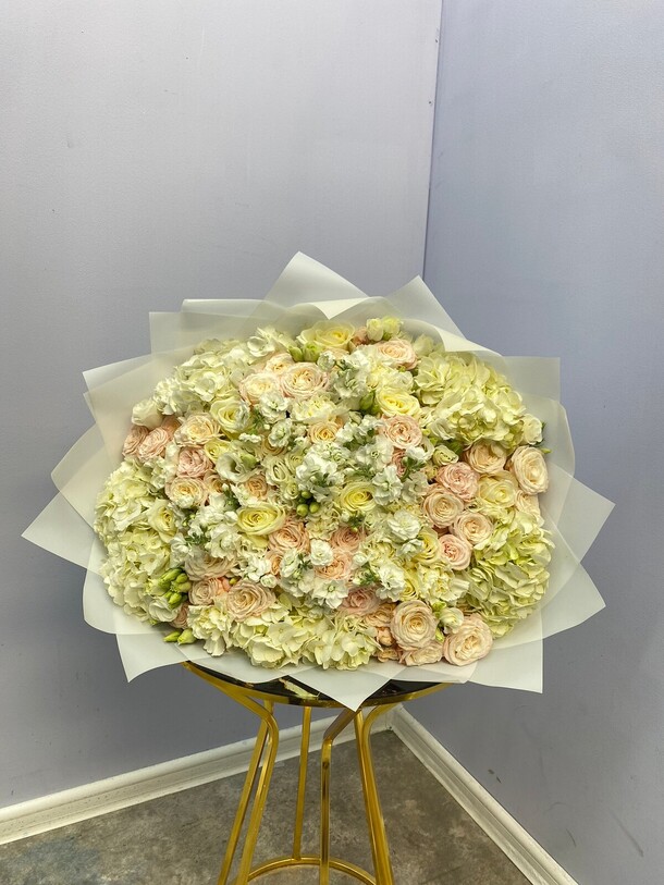 Ассортимент букет, артикул F1163759 - 43322 рублей, доставка по городу. Flawery - доставка цветов