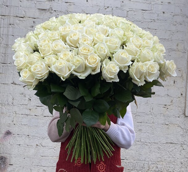 Белый 101 роза, артикул F1171782 - 26499 рублей, доставка по городу. Flawery - доставка цветов