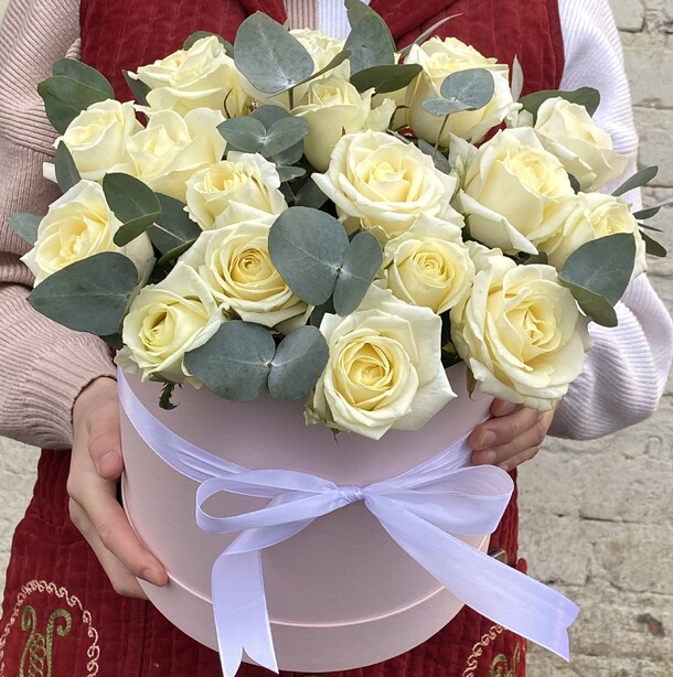 Роза аваланж с эвкалиптом, артикул F1171786 - 5819 рублей, доставка по городу. Flawery - доставка цветов