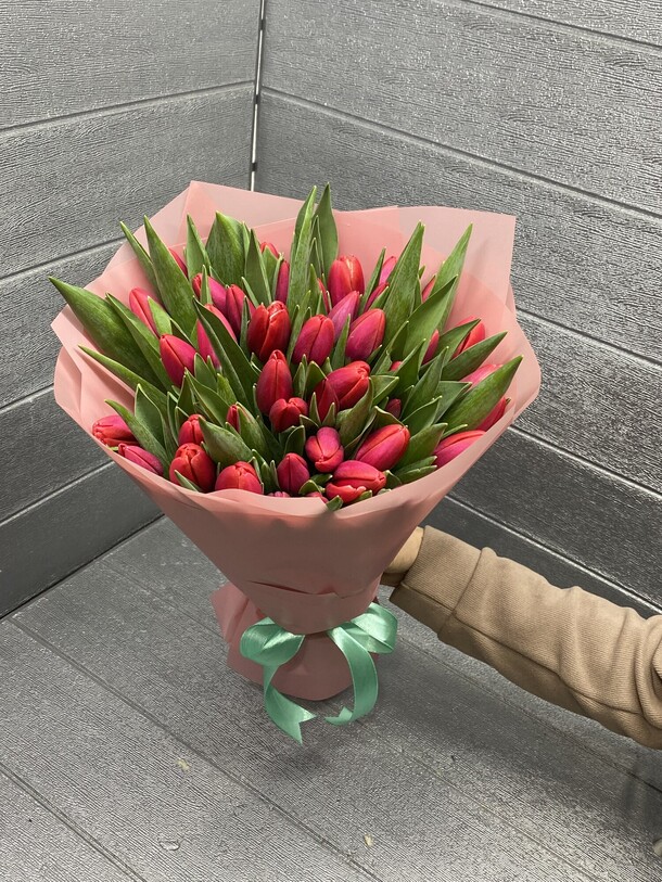Красный тюльпан на 8-марта, артикул F1175761 - 11156 рублей, доставка по городу. Flawery - доставка цветов