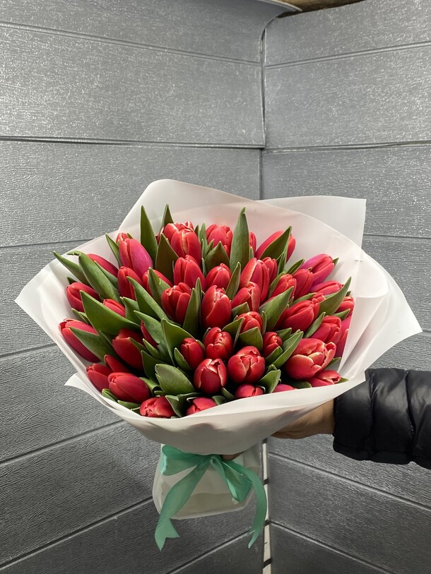 Красный тюльпан, артикул F1175765 - 11156 рублей, доставка по городу. Flawery - доставка цветов