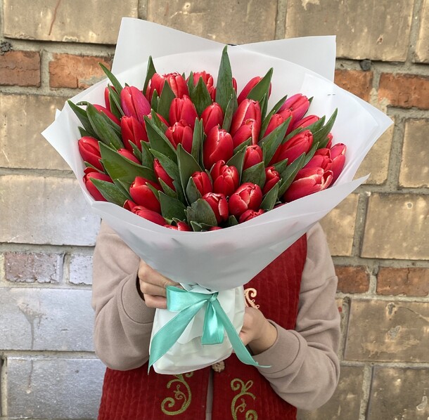 Красный тюльпан, артикул F1176277 - 11569 рублей, доставка по городу. Flawery - доставка цветов