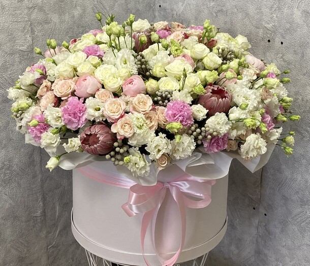 Большой ассортимент коробка, артикул F1186602 - 91839 рублей, доставка по городу. Flawery - доставка цветов