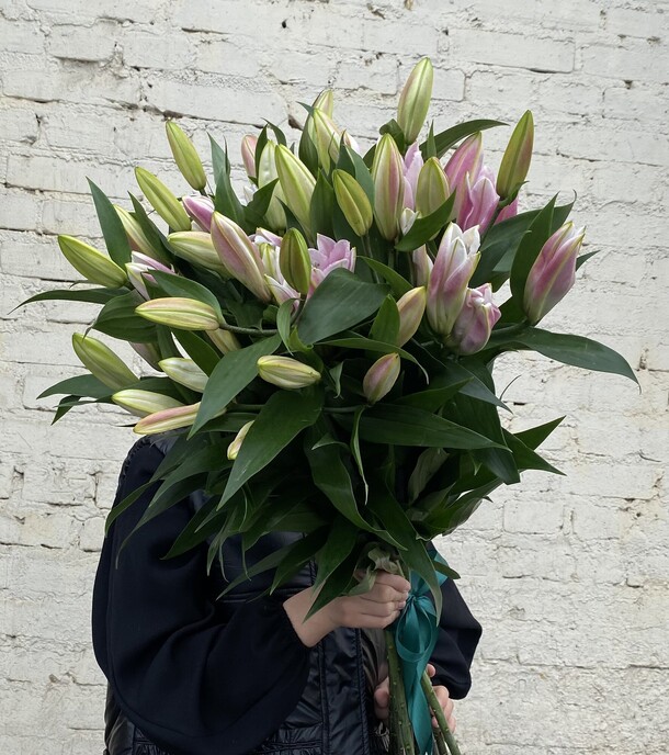 Лилия розовая, артикул F1187382 - 11300 рублей, доставка по городу. Flawery - доставка цветов