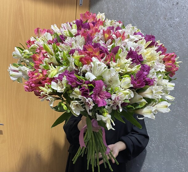 Альстромерия микс, артикул F1190118 - 8469 рублей, доставка по городу. Flawery - доставка цветов