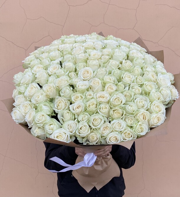 Роза белая 101, артикул F1190123 - 26619 рублей, доставка по городу. Flawery - доставка цветов