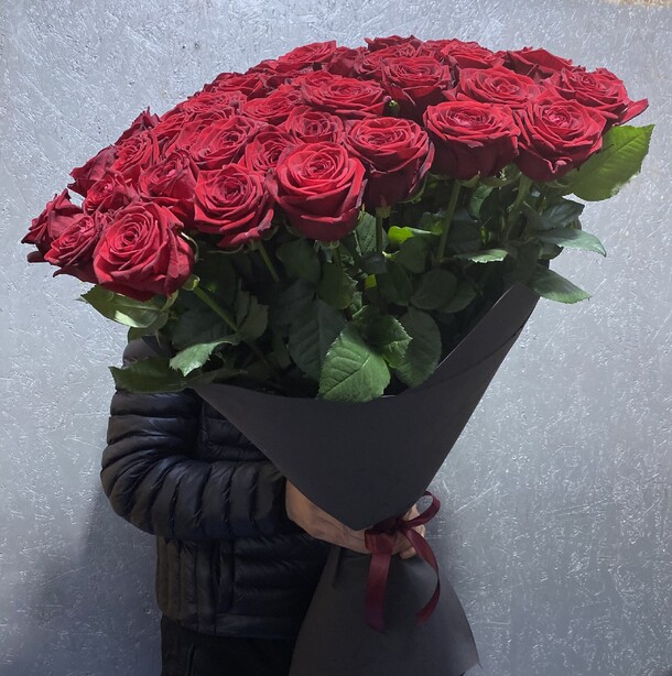 Роза ред наоми 51, артикул F1190127 - 17302 рублей, доставка по городу. Flawery - доставка цветов