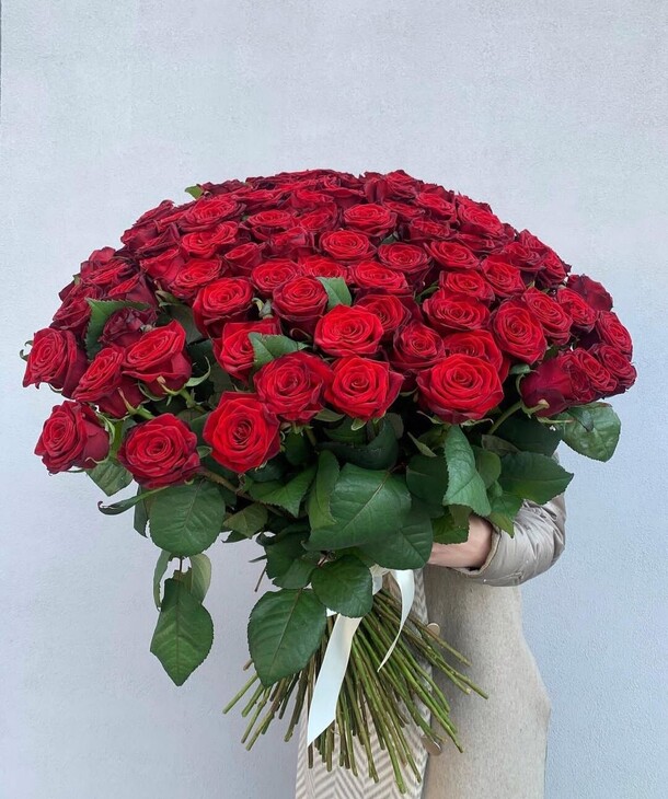 Красная роза 101, артикул F1197888 - 32900 рублей, доставка по городу. Flawery - доставка цветов