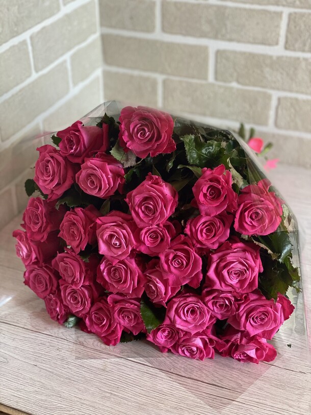 Роза малиновая 29, артикул F1198582 - 7259 рублей, доставка по городу. Flawery - доставка цветов